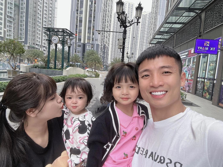 Được biết, cặp đôi được người thân giới thiệu làm quen và lần đầu gặp mặt là ở trong bệnh viện. Thời điểm đó Nguyễn Khánh Linh ốm phải nằm viện, Tiến Dũng chủ động nhắn tin rồi tới thăm tôi bởi trước đó họ đã được người quen giới thiệu cho nhau.