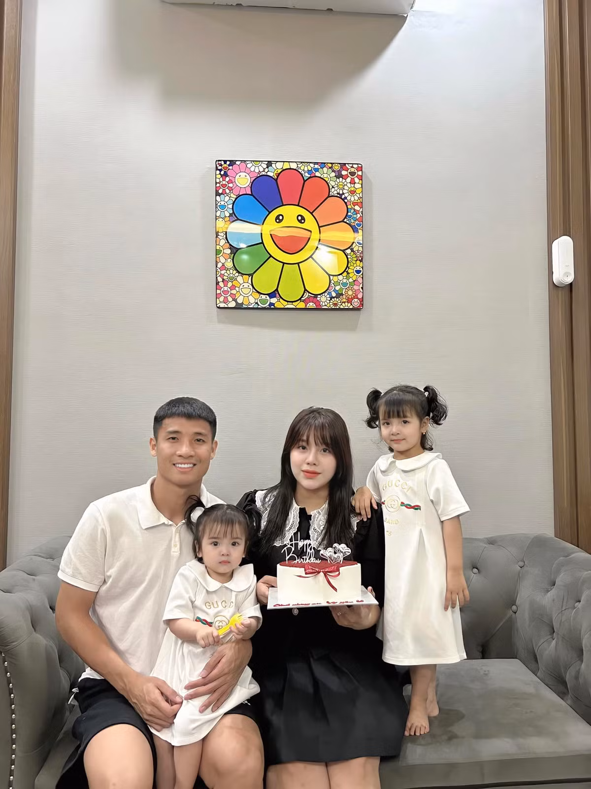 Sau lần gặp mặt đầu tiên, Tiến Dũng và Khánh Linh thường xuyên nhắn tin qua lại rồi hẹn nhau đi chơi. Khoảng ba tháng sau, cặp đôi chính thức hẹn hò.