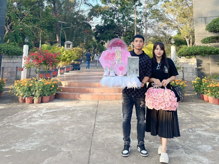 Dù bận rộn với những chuyến công tác, trung vệ Bùi Tiến Dũng luôn nhớ ngày sinh nhật, dịp lễ quan trọng để dành lời chúc, món quà ý nghĩa cho vợ và hai con gái.