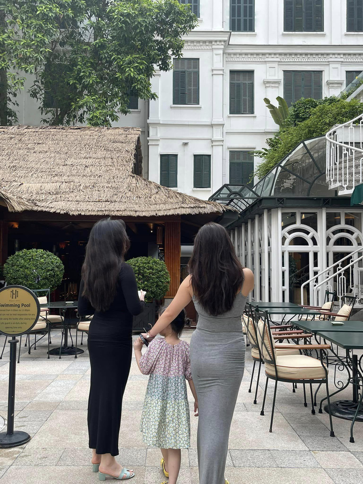 Qua ống kính của mẹ, các cô con gái Phượng Chanel đều tươi vui, rạng rỡ và rất Tây.