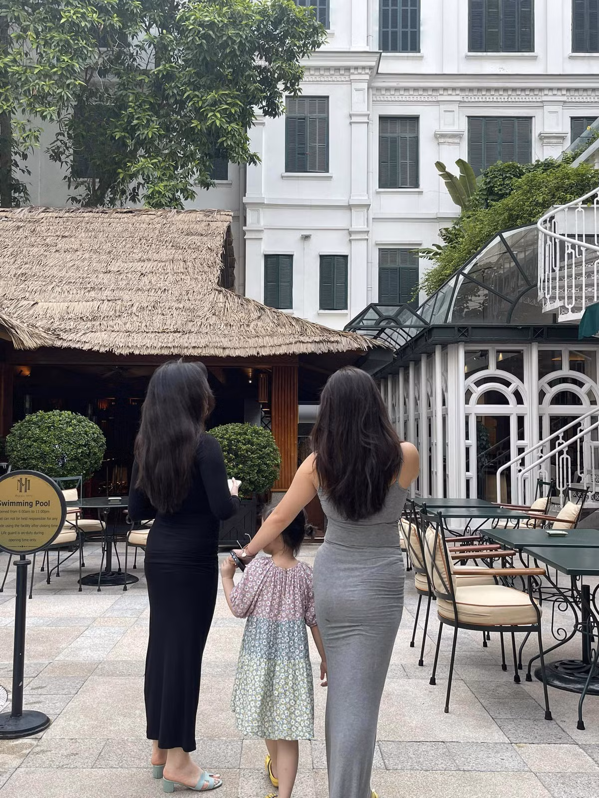 Qua ống kính của mẹ, các cô con gái Phượng Chanel đều tươi vui, rạng rỡ và rất Tây.