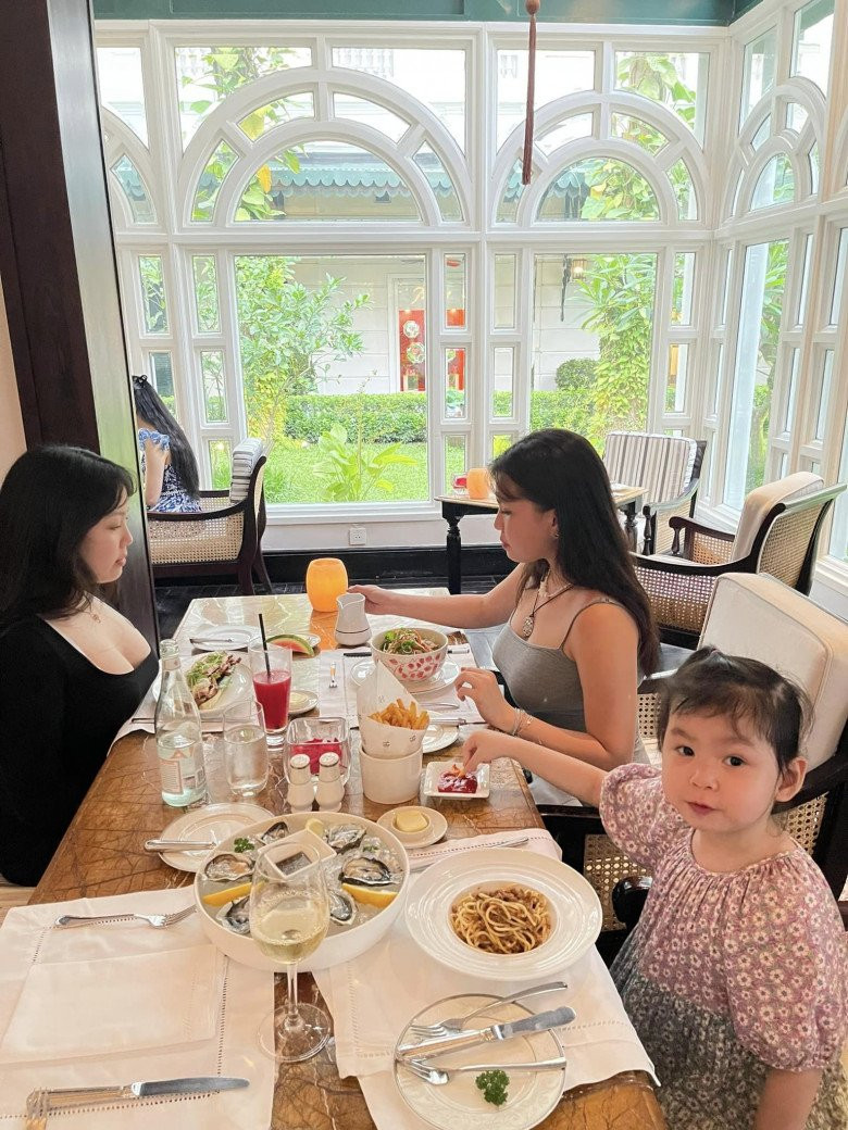 Được biết, Suri năm nay 16 tuổi đang theo học tại trường Quốc tế Liên hợp quốc Hà Nội (UNIS). Học phí lên đến 12.570 đến 30.880 USD mỗi năm (khoảng 289 - 711 triệu đồng).