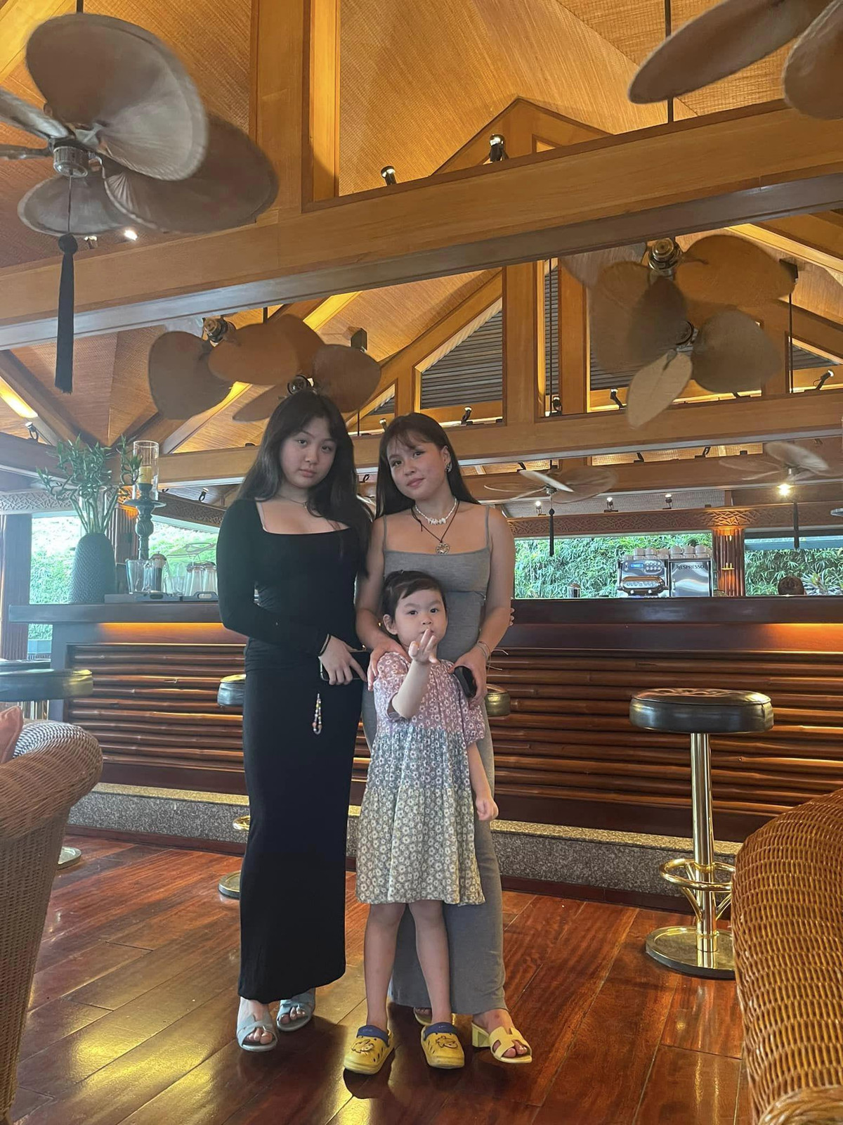 Mới đây, nữ đại gia Phượng Chanel gây chú ý khi chia sẻ hình ảnh hiện tại về 3 cô con gái. Đáng chú ý là ai cũng đã lớn phổng phao, trưởng thành hơn trông thấy.