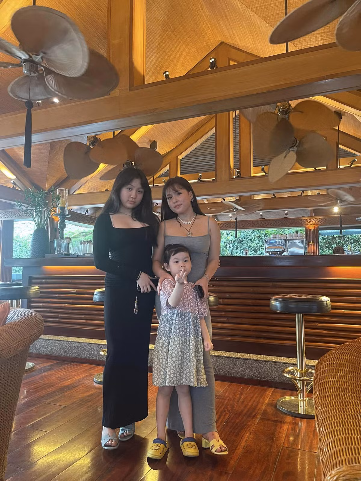 Mới đây, nữ đại gia Phượng Chanel gây chú ý khi chia sẻ hình ảnh hiện tại về 3 cô con gái. Đáng chú ý là ai cũng đã lớn phổng phao, trưởng thành hơn trông thấy.