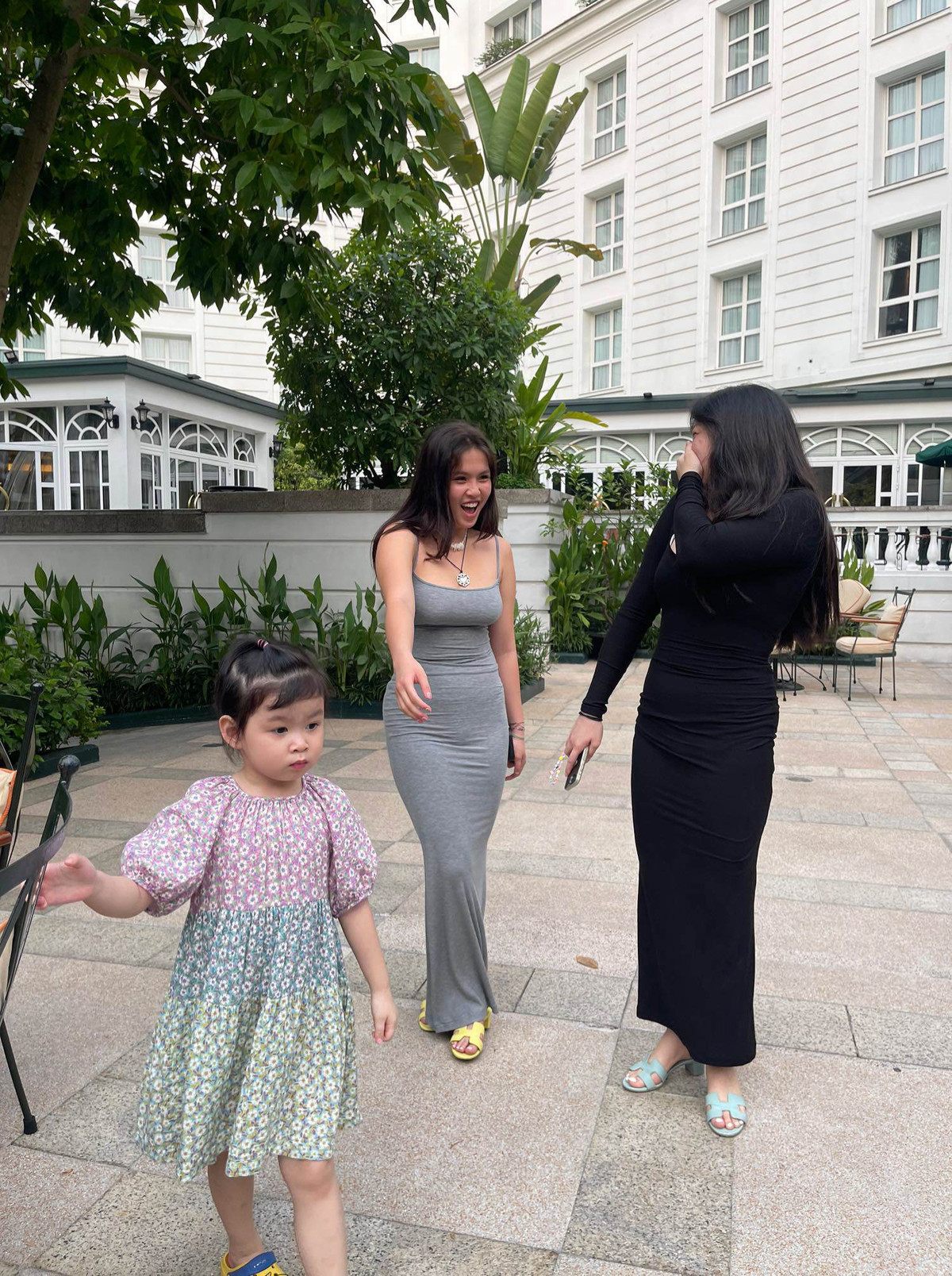 Trong khi Sumi xúng xính với váy đầm công chúa đáng yêu thì 2 chị lớn lại ra dáng mỹ nhân với thiết kế bodycon khoe đường cong hút mắt.