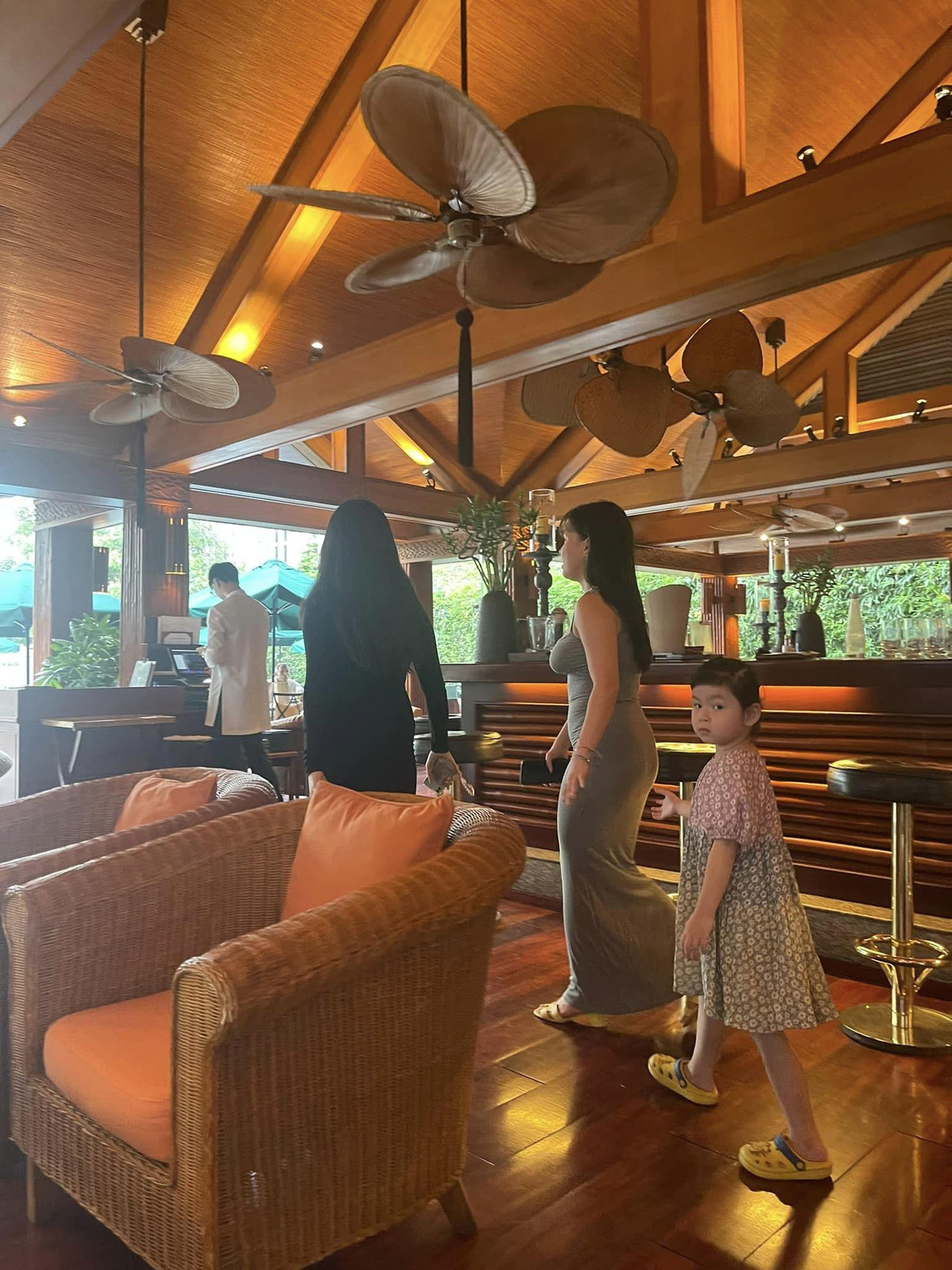 Được biết những hình ảnh này được chụp nhân kỷ niệm các con của nữ đại gia nghỉ hè. Ngay lập tức, sắc vóc lẫn phong cách của các chị lớn là điểm nhấn sáng giá.