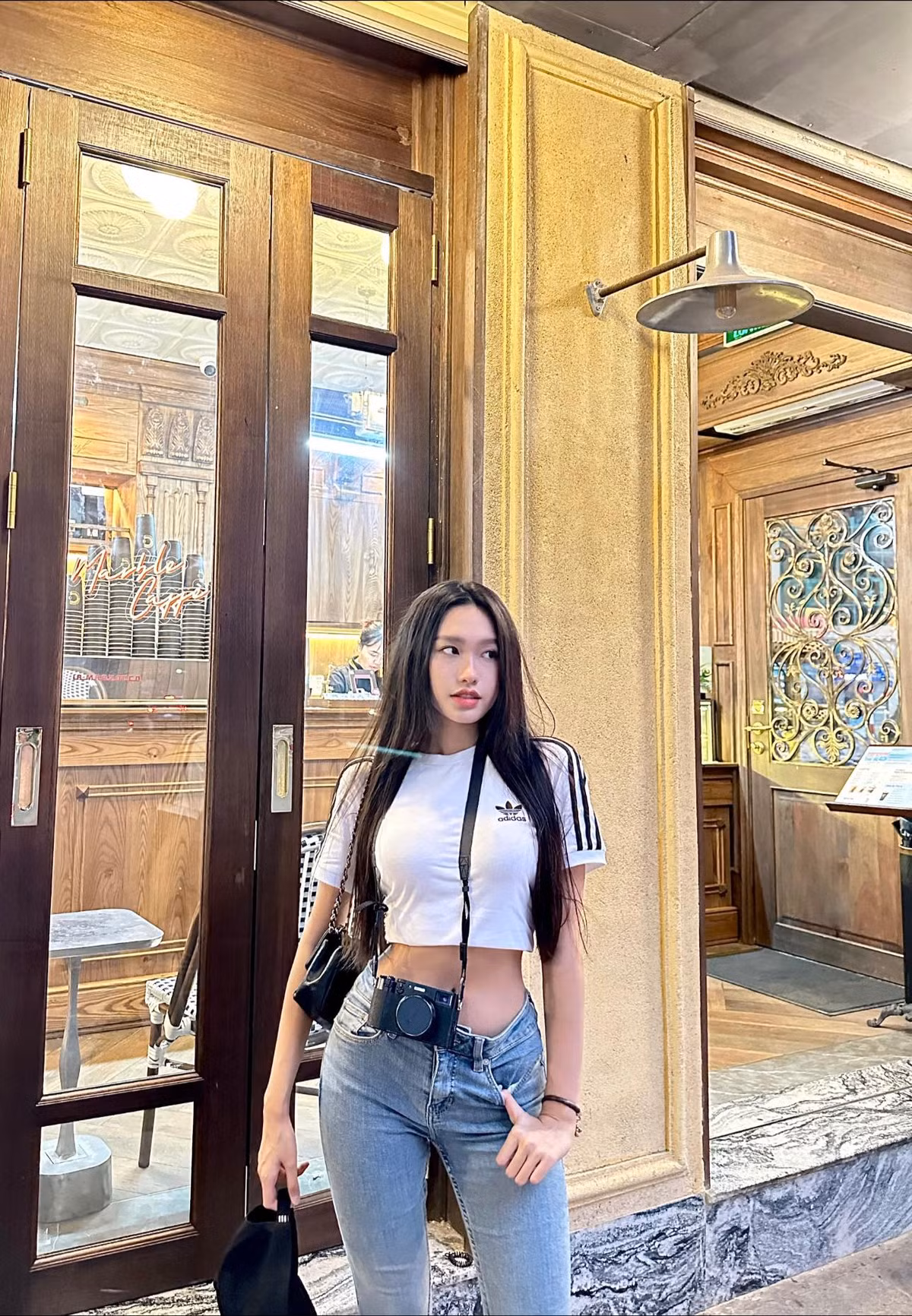 Trong khi Văn Hậu là cầu thủ nổi tiếng thì Doãn Hải My đã tốt nghiệp ĐH Luật Hà Nội và từng lọt vào top 10 Hoa hậu Việt Nam 2020. Ảnh: FBNV