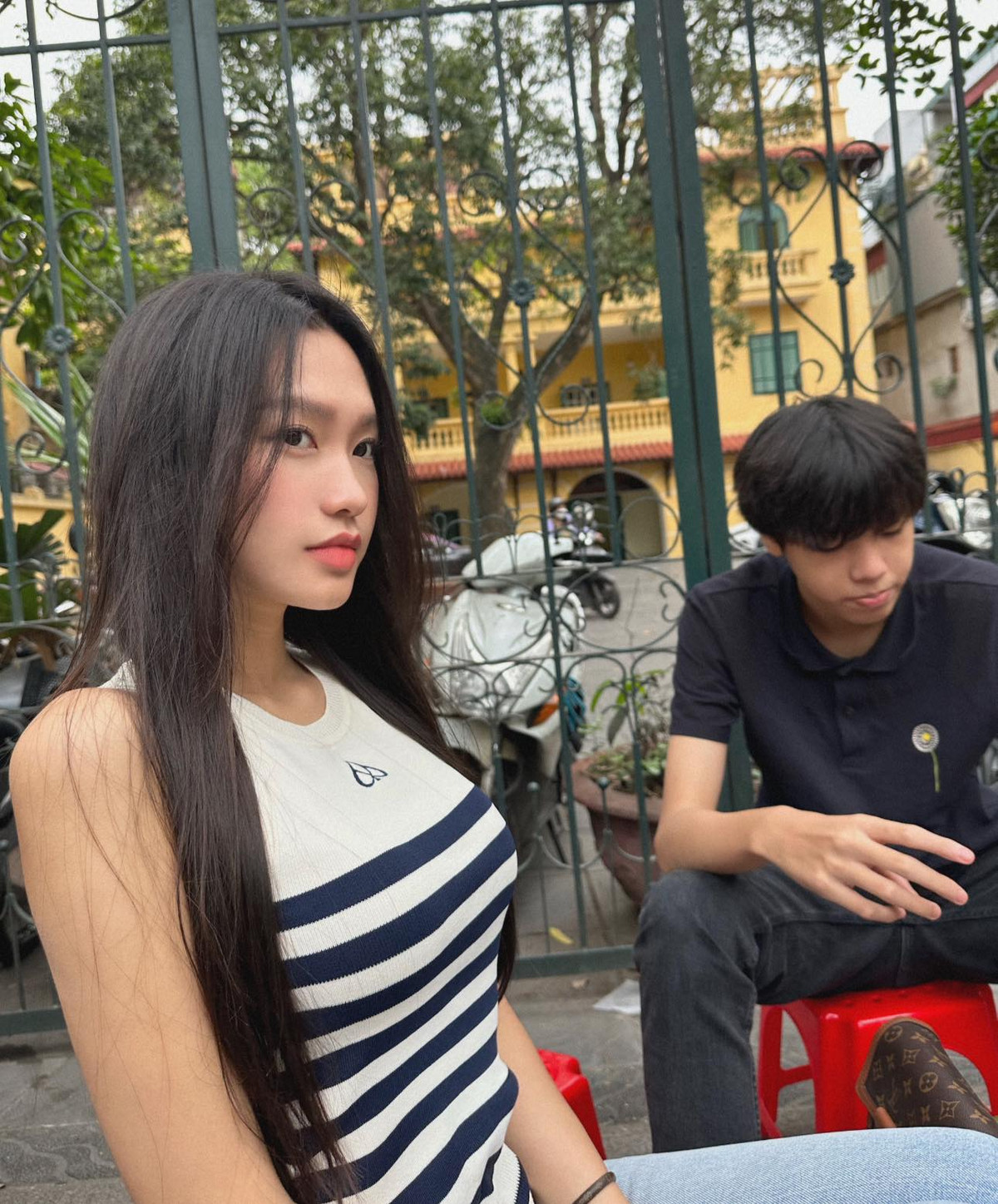 Nhan sắc ngọt ngào, kiều diễm cùng vóc dáng "thắt đáy lưng ong" của bạn gái Đoàn Văn Hậu khiến cư dân mạng không thể rời mắt.