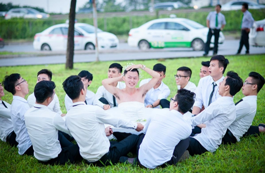 Ý tưởng được đưa ra là làm giả một đám cưới, tuy nhiên chú rể và cô dâu sẽ đổi vị trí cho nhau để nhấn mạnh sự hài hước và đoàn kết của lớp Kinh tế nông nghiệp bấy lâu nay. Ảnh: Dân trí
