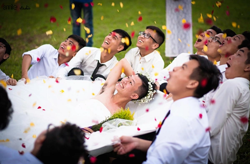 Bộ ảnh kỷ yếu mô phỏng một đám cưới nhưng cô dâu và chú rể hoán đổii vị trí khiến ai xem cũng phải cười nghiêng ngả. Ảnh: Dân trí