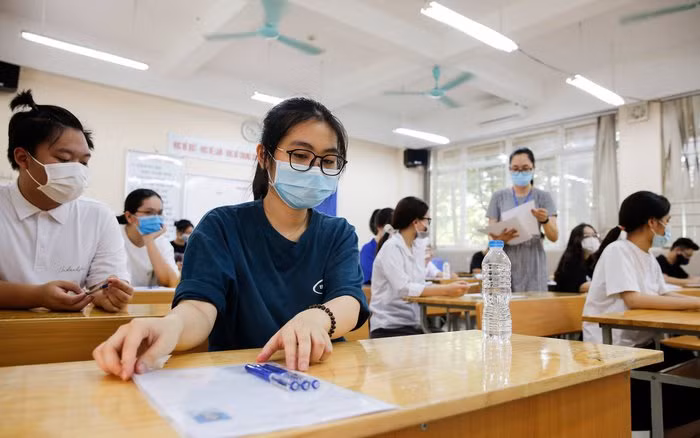 Hien ke nhin phat biet lien thiet bi gian lan thi cu