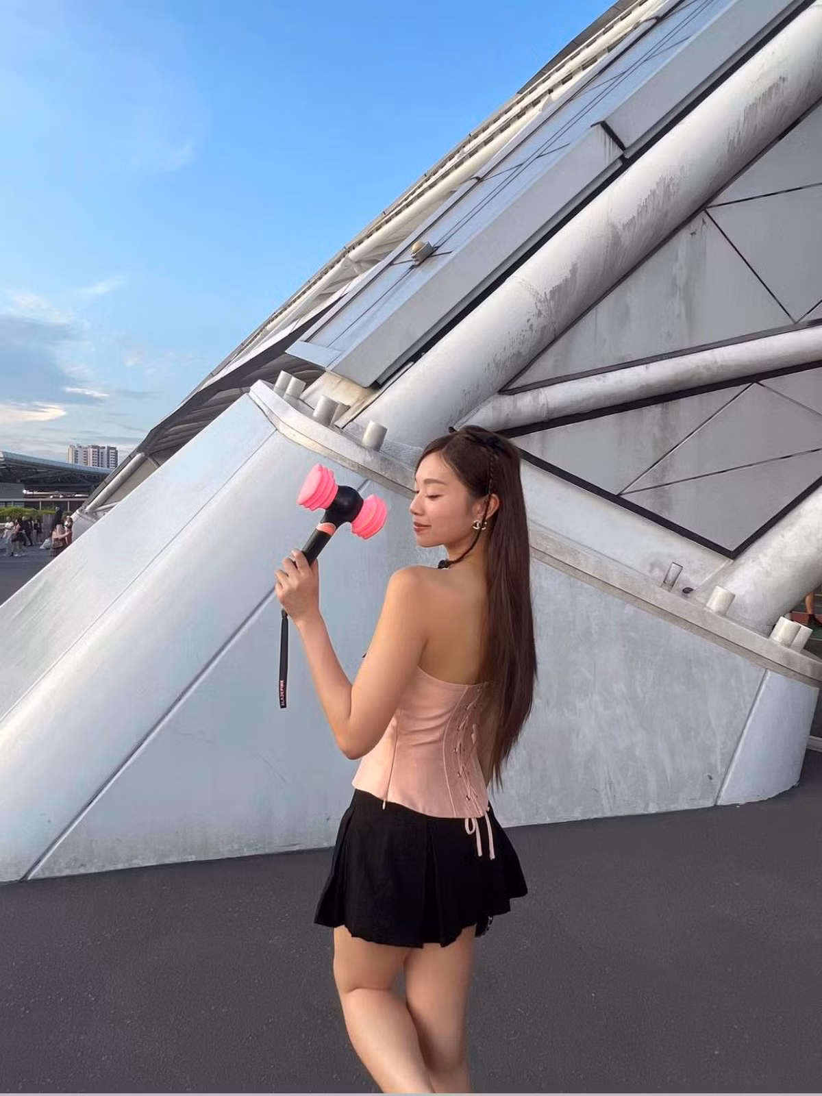 Tùy thuộc vào khu vực vé thì thời gian ra sân cũng có sự điều chỉnh nhẹ. Vì chỗ đứng của cô nàng cách khá xa sân khấu nên nếu có đi sớm thì cũng không gần hơn được bao nhiêu.