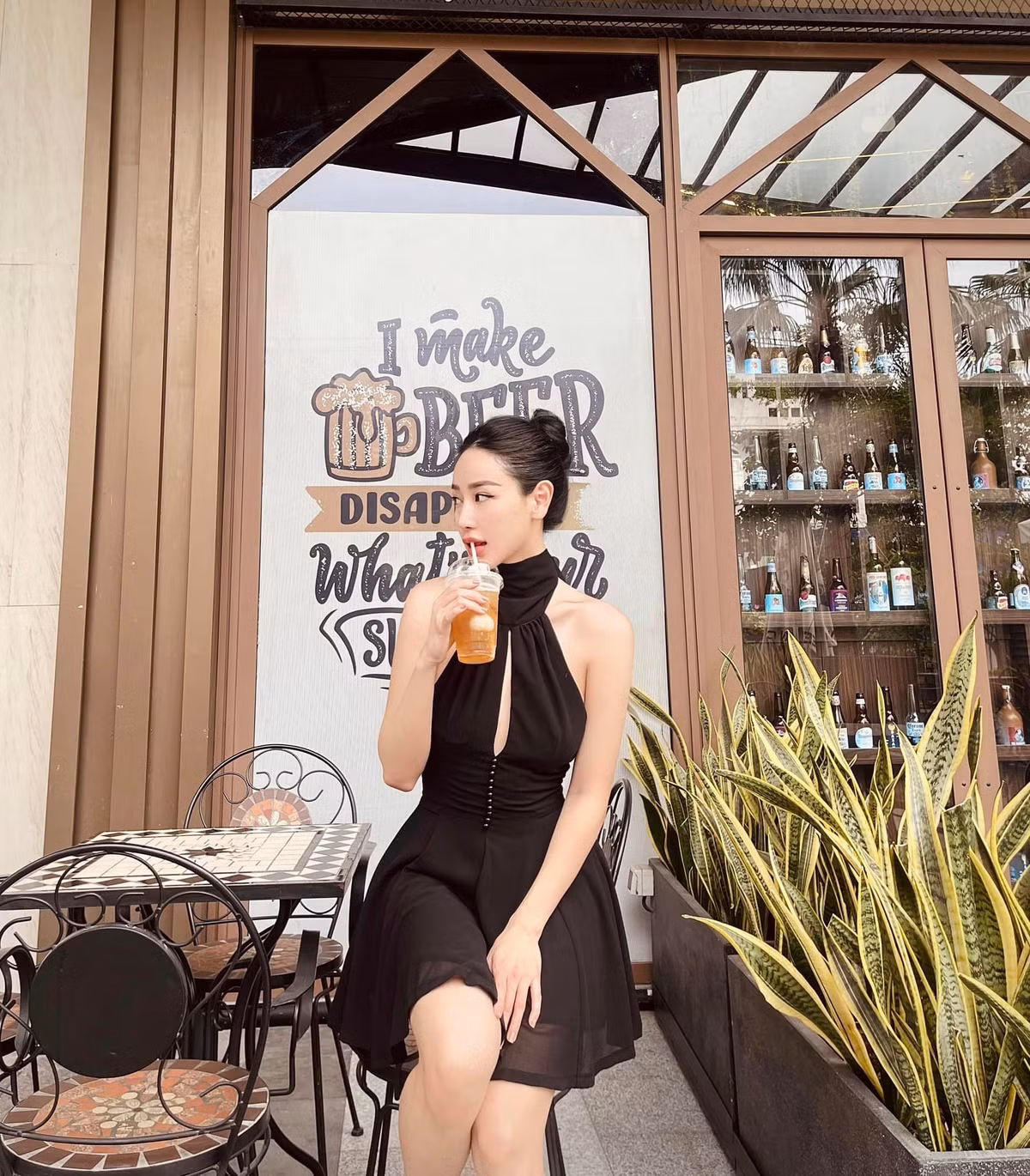 Với những bộ đồ bó sát cơ thể, Thanh Thảo tự tin khoe khéo “siêu vòng 3” rất gợi cảm của mình.