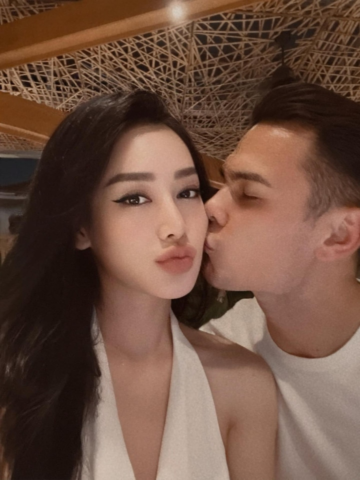 Adriano Schmidt khá kín tiếng, đến khi Helen Thanh Thảo đăng hình ảnh hai người tham dự đám cưới của bạn thân, người hâm mộ mới biết chính xác về mối quan hệ của họ.