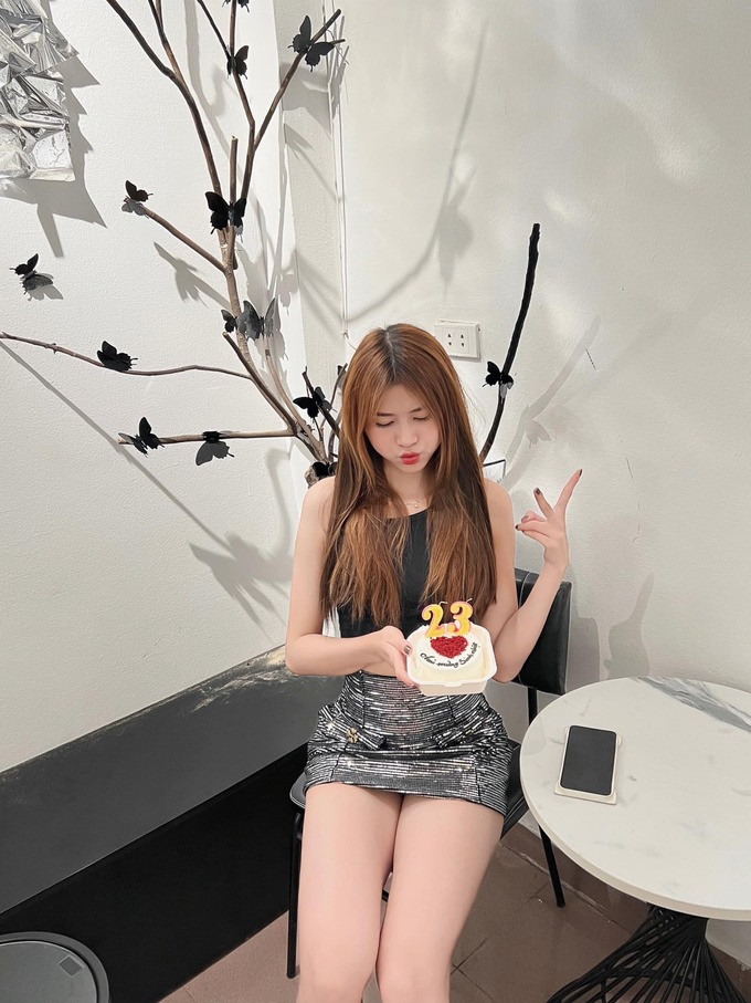 Ở bất cứ đâu, Ngô Thị Hương cũng gây ấn tượng bởi gương mặt baby, trẻ trung như hot girl.