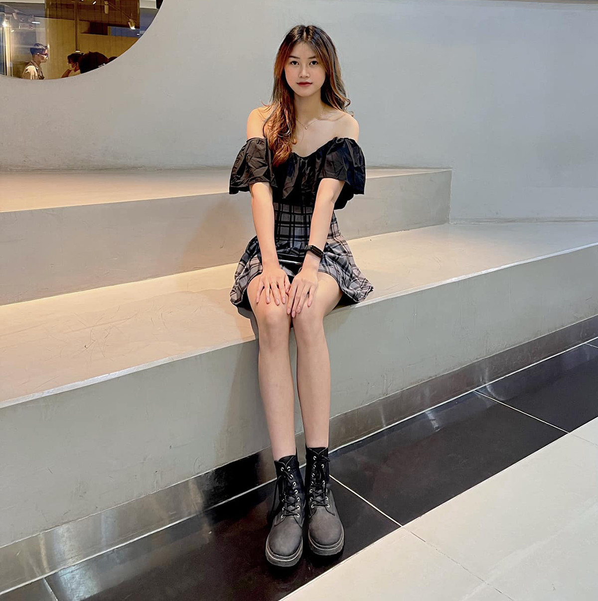 Ngô Thị Hương thường diện trang phục trẻ trung, năng động và dễ dàng khoe đôi chân dài của mình.