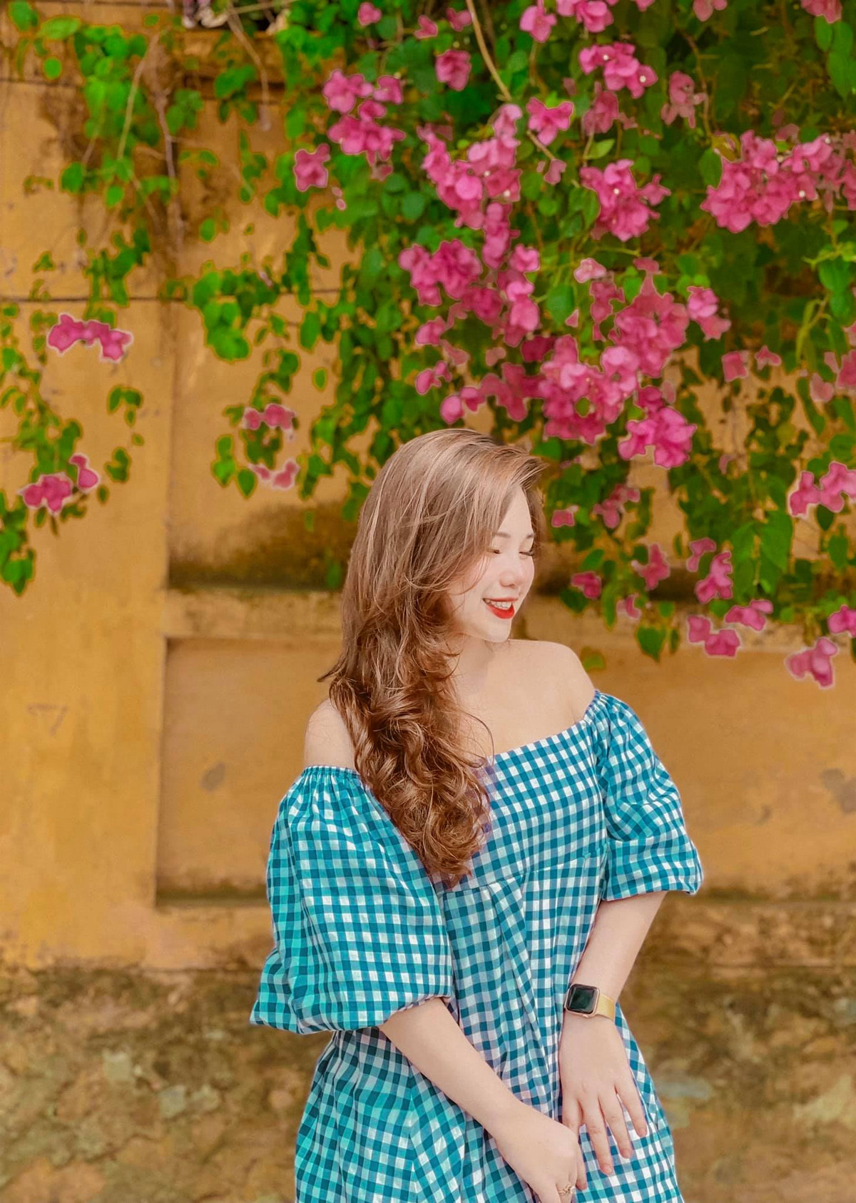 Một điểm check in hoa giấy ở Hà Nội nữa là tại đường Kim Giang, giàn hoa nở rộ hoà cùng bức tường vàng đậm chất Hội An nổi bật không thể rời mắt. Ảnh: Mỹ Huyền