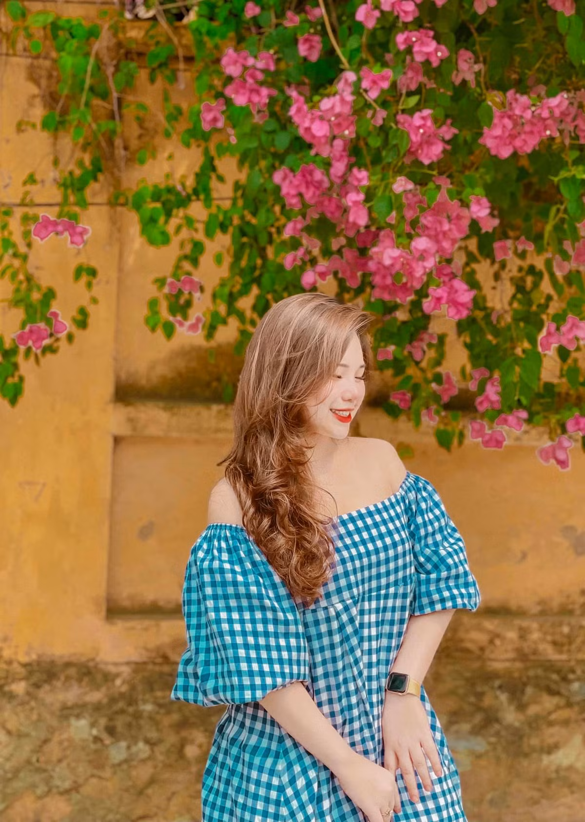 Một điểm check in hoa giấy ở Hà Nội nữa là tại đường Kim Giang, giàn hoa nở rộ hoà cùng bức tường vàng đậm chất Hội An nổi bật không thể rời mắt. Ảnh: Mỹ Huyền