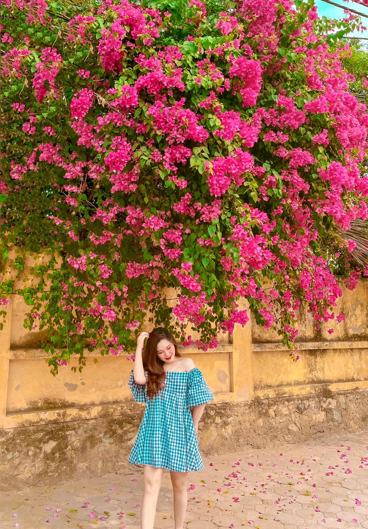 Chỉ cần diện váy áo có màu sắc sặc sỡ là có ngay bức ảnh với hoa giấy đẹp như tranh vẽ. Ảnh: Mỹ Huyền