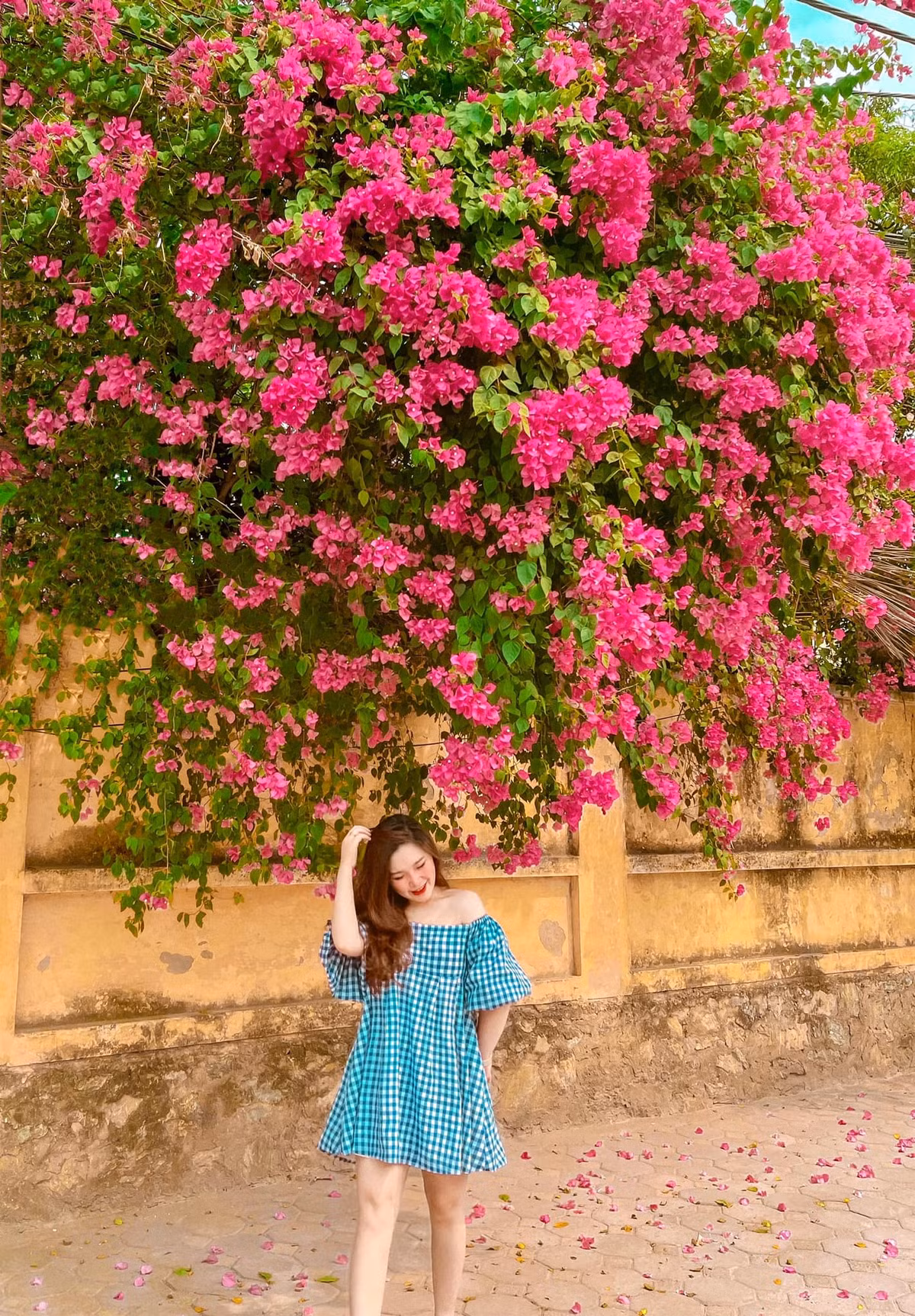 Chỉ cần diện váy áo có màu sắc sặc sỡ là có ngay bức ảnh với hoa giấy đẹp như tranh vẽ. Ảnh: Mỹ Huyền