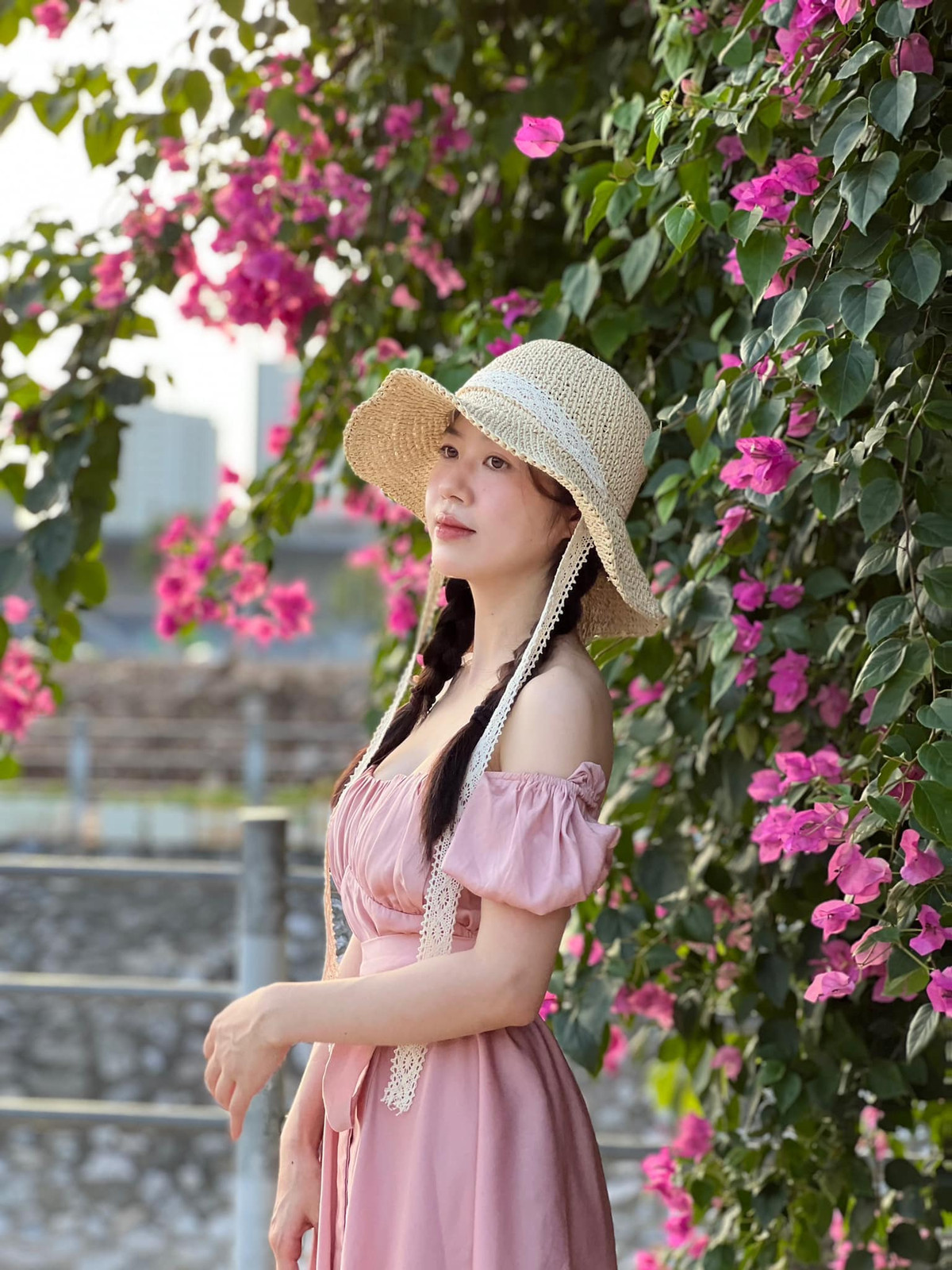 Hoa giấy đem đến cho thủ đô một vẻ đẹp rất riêng, vừa thơ mộng, mỏng manh, lại vừa xốn xang, tươi tắn. Ảnh: Thanh Thanh