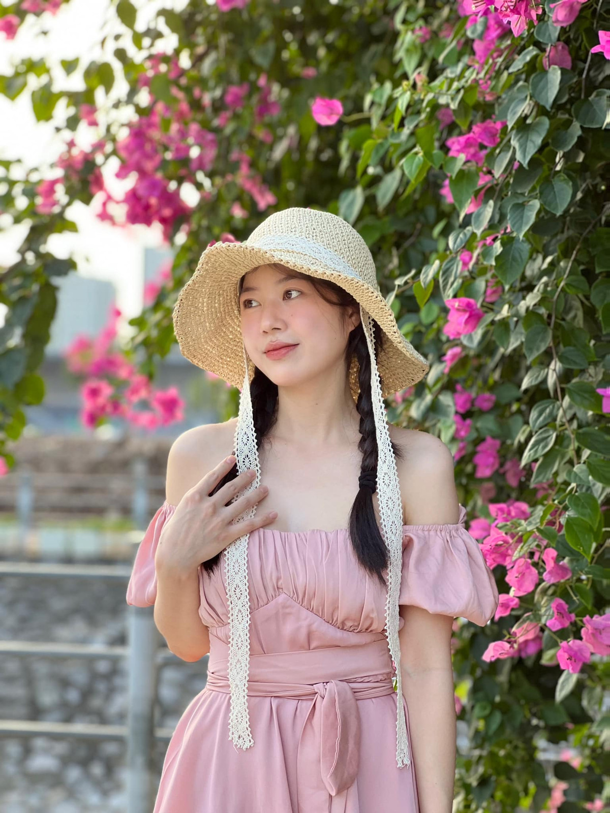 Gần trường THCS Linh Đàm cũng có giàn hoa giấy đẹp quên lối về. Ảnh: Thanh Thanh