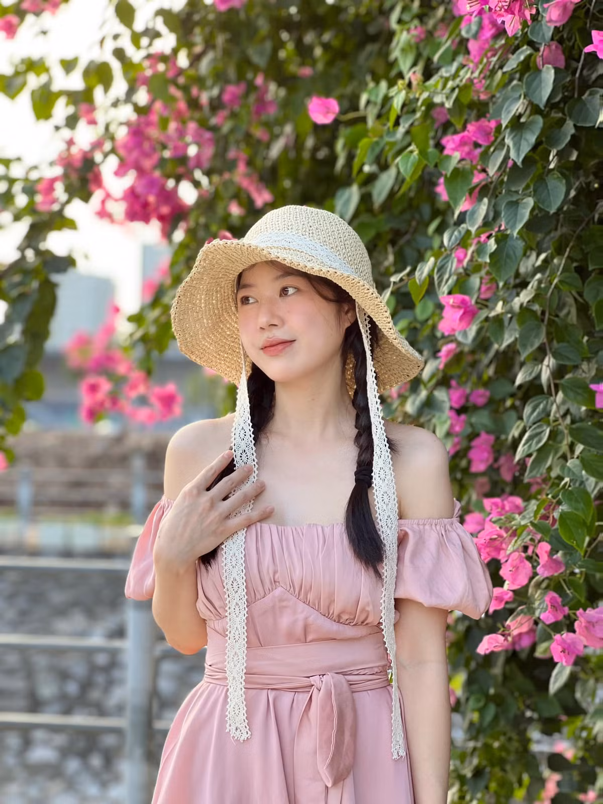 Gần trường THCS Linh Đàm cũng có giàn hoa giấy đẹp quên lối về. Ảnh: Thanh Thanh