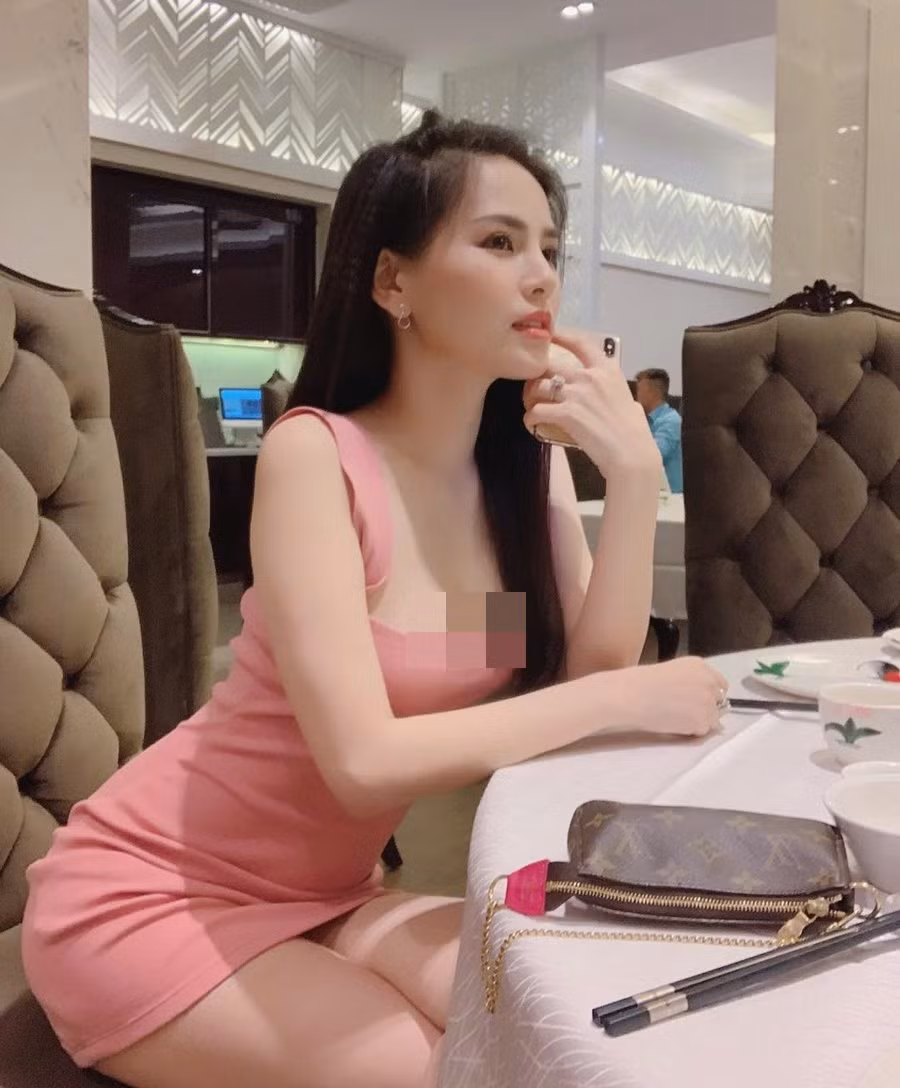 Ngoài vai trò diễn viên trong lĩnh vực điện ảnh, truyền hình và phim chiếu trên YouTube, hot girl Phi Huyền Trang còn nổi tiếng với gu thời trang gợi cảm, có phần táo bạo.