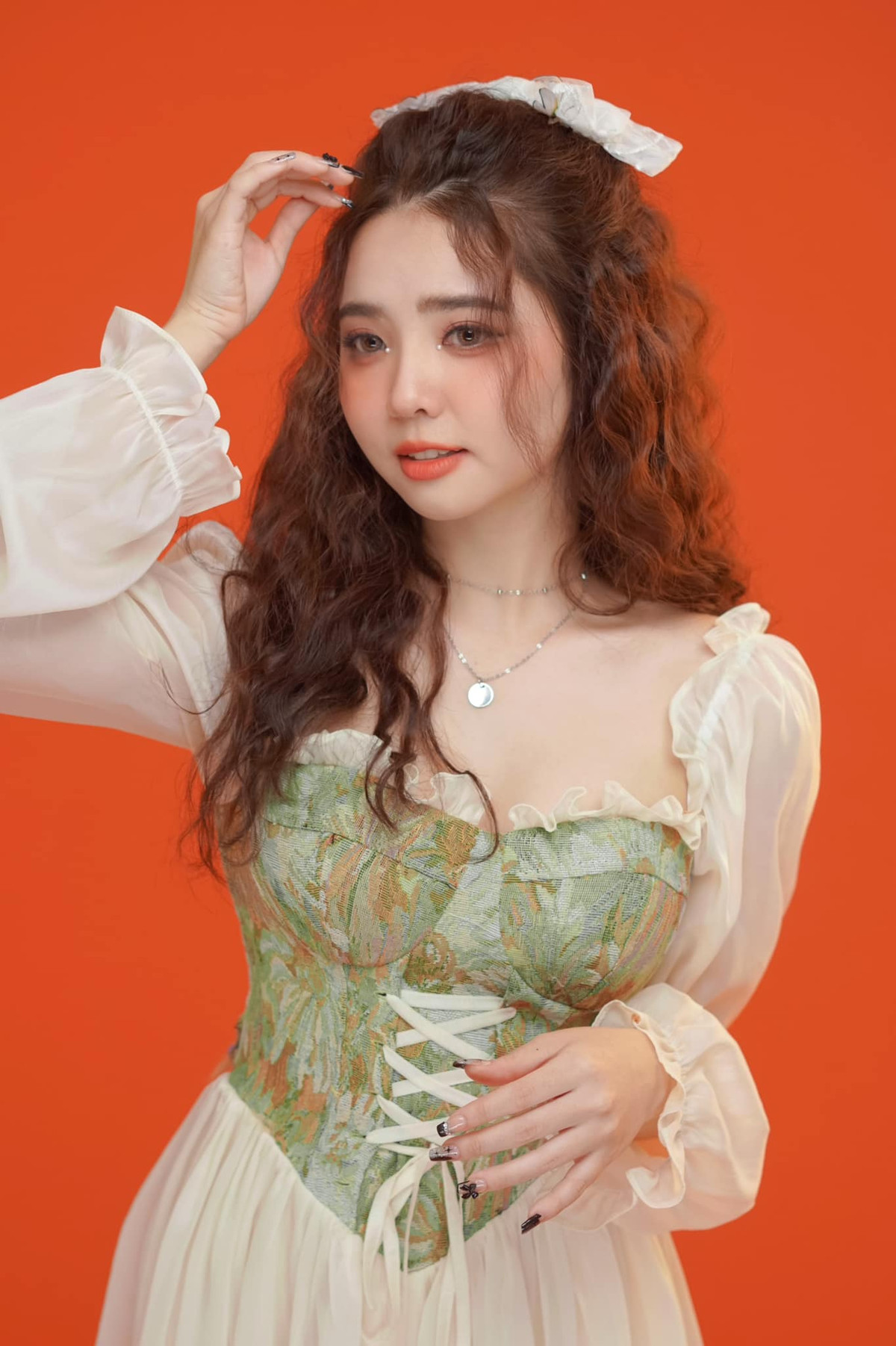 Ngoài những trang phục trẻ trung, năng động, Cindy không ngại diện những bộ cánh có chút gợi cảm, khoe hình thể.