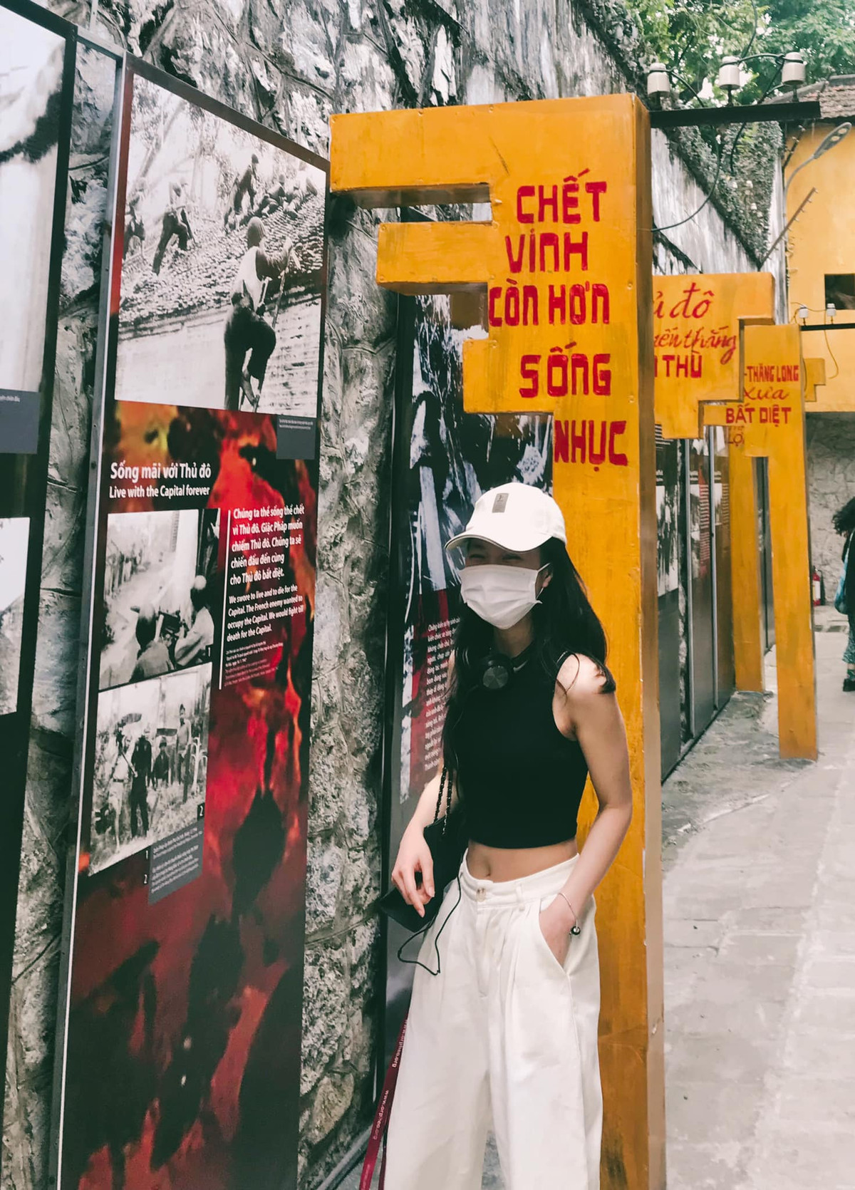 Thời gian gần đây, di tích Nhà tù Hoả Lò đón nhận được sự ủng hộ và quan tâm của nhiều đối tượng du khách, đặc biệt là các bạn trẻ tìm đến với mong muốn được tìm hiểu lịch sử và “sống lại” một thời quá khứ vẻ vang của dân tộc. Ảnh: Tran Thi Thuy Duyen