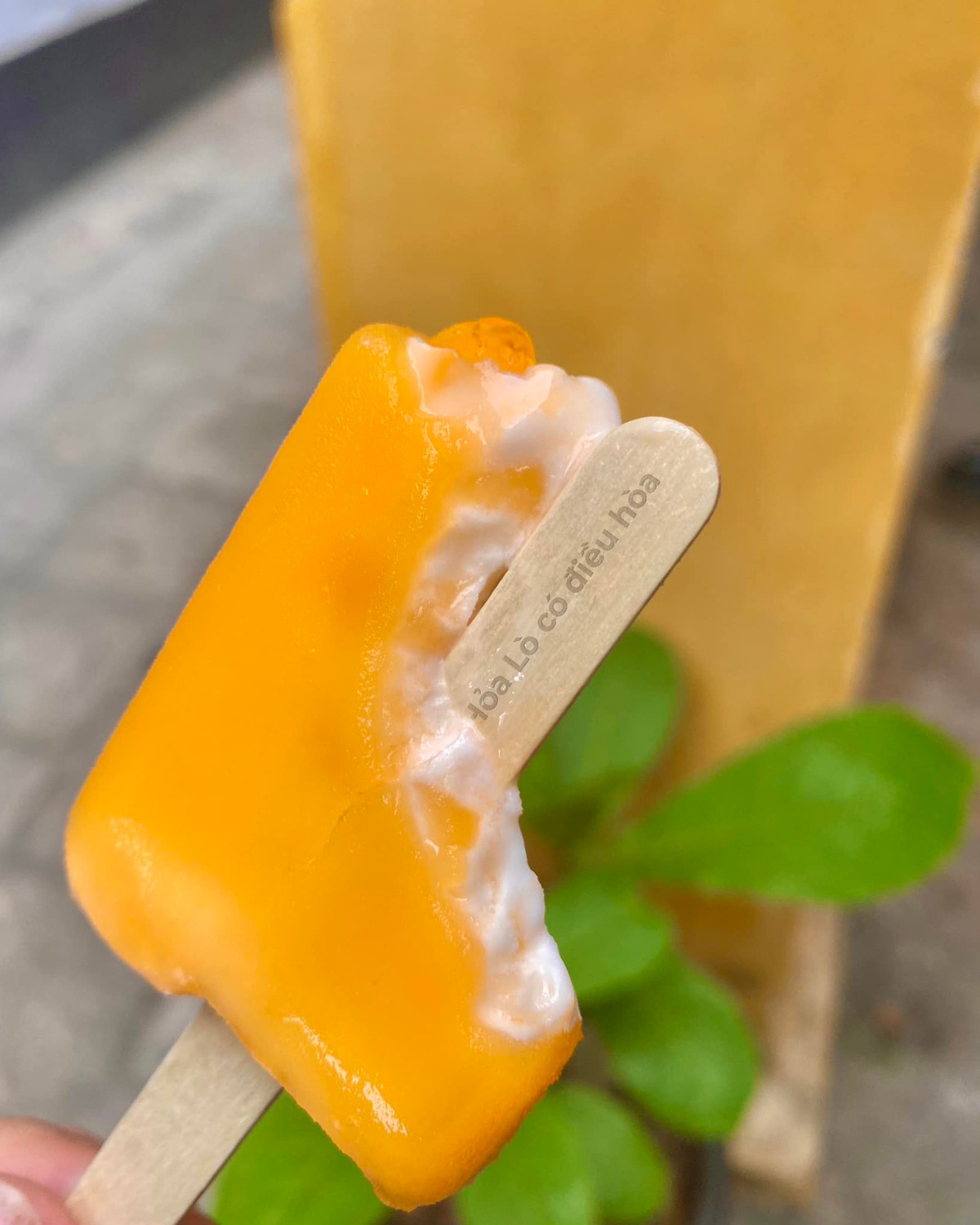 Điển hình mới đây, vào thời điểm nắng nóng và trên fanpage của Nhà tù Hỏa Lò đã chia sẻ hình ảnh cây kem với lời nhắn : "Hỏa Lò có điều hòa". Hình ảnh nhanh chóng đánh trúng tâm lý của nhiều người, ai cũng thích thú. Ảnh: Di tích Nhà tù Hỏa Lò - Hoa Lo Prison Relic