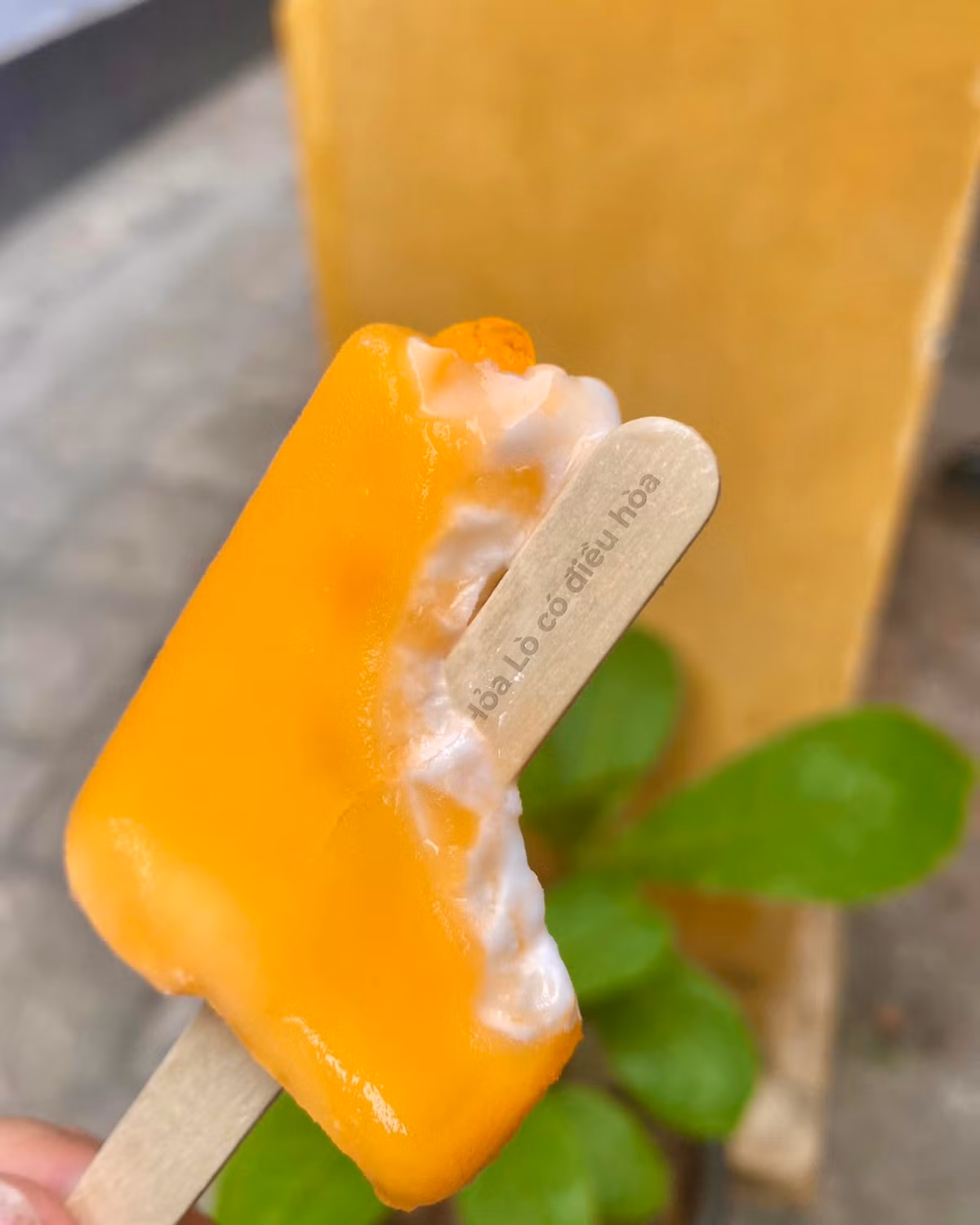 Điển hình mới đây, vào thời điểm nắng nóng và trên fanpage của Nhà tù Hỏa Lò đã chia sẻ hình ảnh cây kem với lời nhắn : "Hỏa Lò có điều hòa". Hình ảnh nhanh chóng đánh trúng tâm lý của nhiều người, ai cũng thích thú. Ảnh: Di tích Nhà tù Hỏa Lò - Hoa Lo Prison Relic