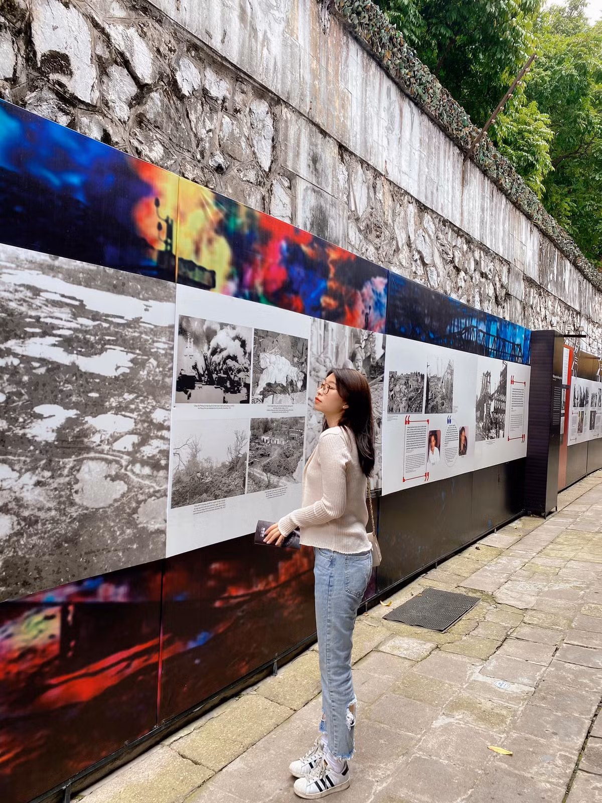 Di tích Nhà tù Hỏa Lò thời gian qua cũng trở thành địa điểm check in của nhiều bạn trẻ. Ảnh: Pham Uyen