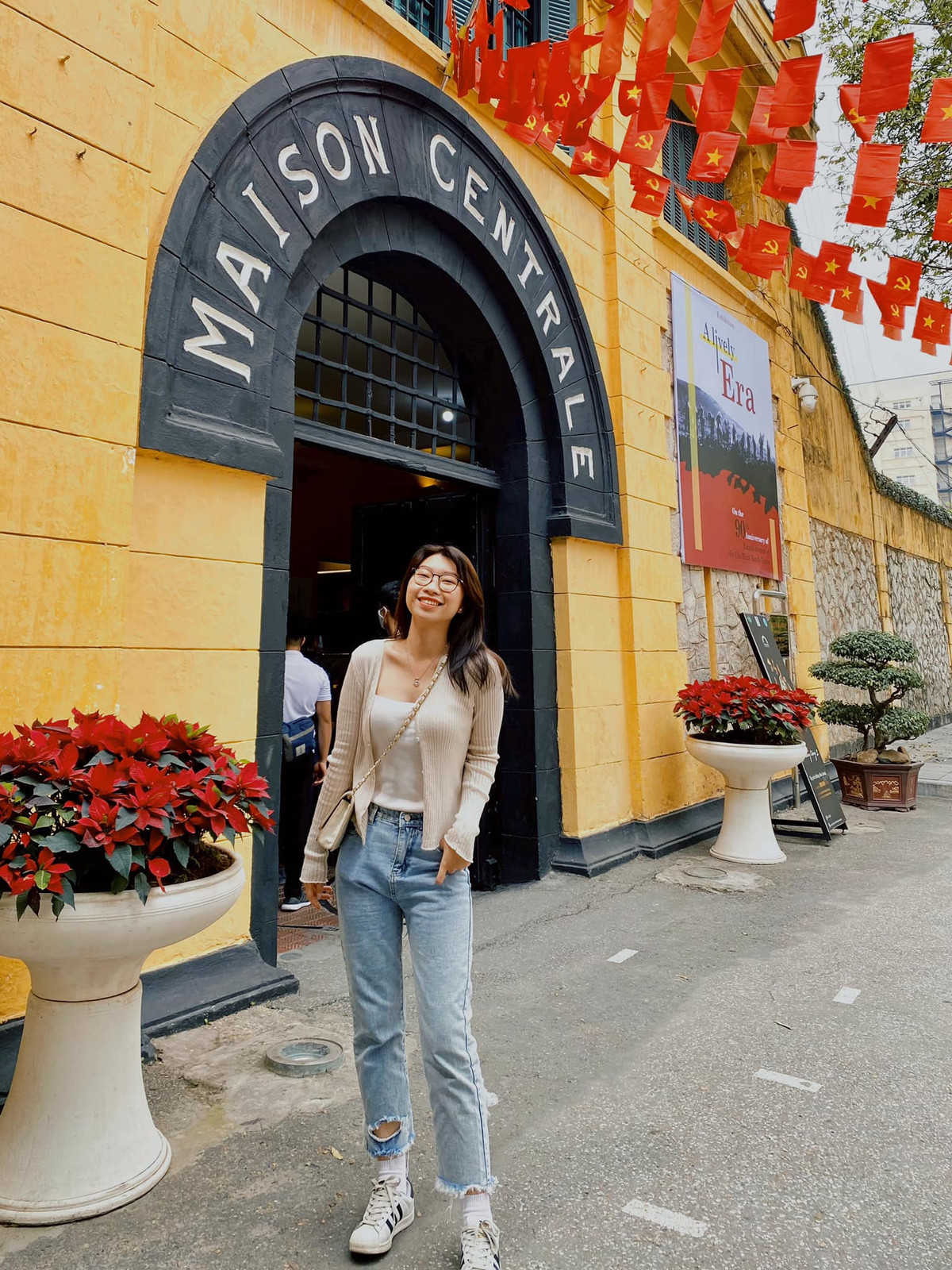 Số lượng du khách đến tham quan di tích ngày một nhiều, đông đến mức các tour lúc nào cũng trong tình trạng "cháy vé". Lý giải về điều này, phần lớn các bạn trẻ cho biết đội ngũ truyền thông của Nhà tù Hỏa Lò liên tiếp đưa ra nhiều nội dung quảng bá gần gũi hơn với giới trẻ, đặc biệt là theo xu hướng, kịp "bắt trend" mạng xã hội. Ảnh: Pham Uyen