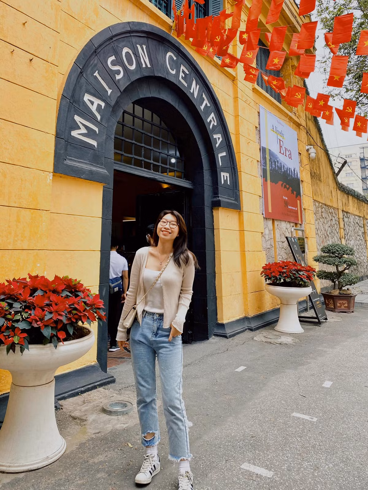 Số lượng du khách đến tham quan di tích ngày một nhiều, đông đến mức các tour lúc nào cũng trong tình trạng "cháy vé". Lý giải về điều này, phần lớn các bạn trẻ cho biết đội ngũ truyền thông của Nhà tù Hỏa Lò liên tiếp đưa ra nhiều nội dung quảng bá gần gũi hơn với giới trẻ, đặc biệt là theo xu hướng, kịp "bắt trend" mạng xã hội. Ảnh: Pham Uyen