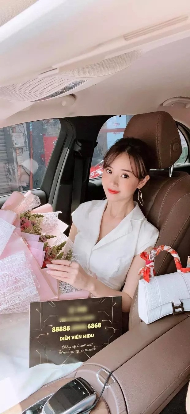 Sự "chịu chi" của Midu khiến cư dân mạng không khỏi ghen tỵ: "Rồi ai làm lại chị?", "Nhiều năng lượng, nhiều quà nữa!", "Shopping hơi bị nhiều đấy".....là những bình luận của netizen.