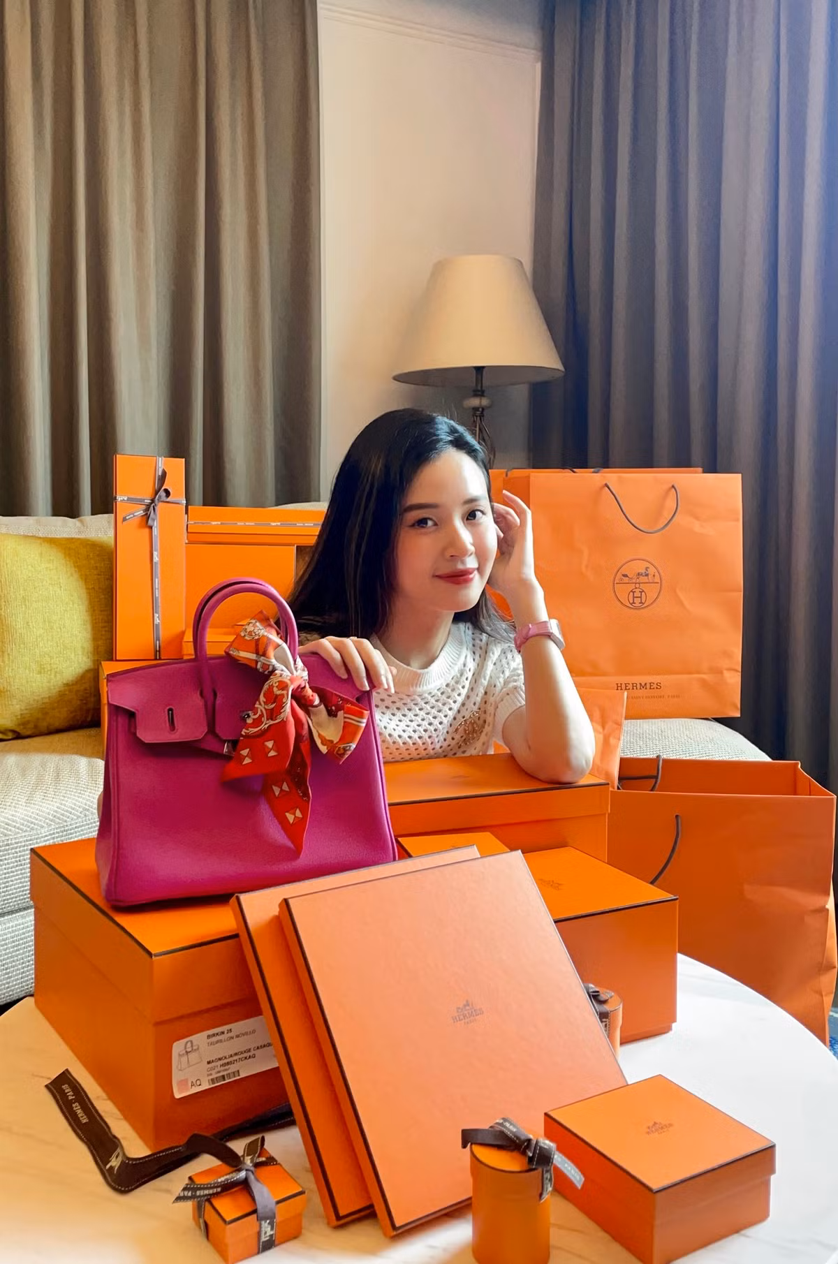 Mới đây, cô nàng không giấu khỏi sự hạnh phúc khi chia sẻ về loạt túi hiệu cô mới tậu về.