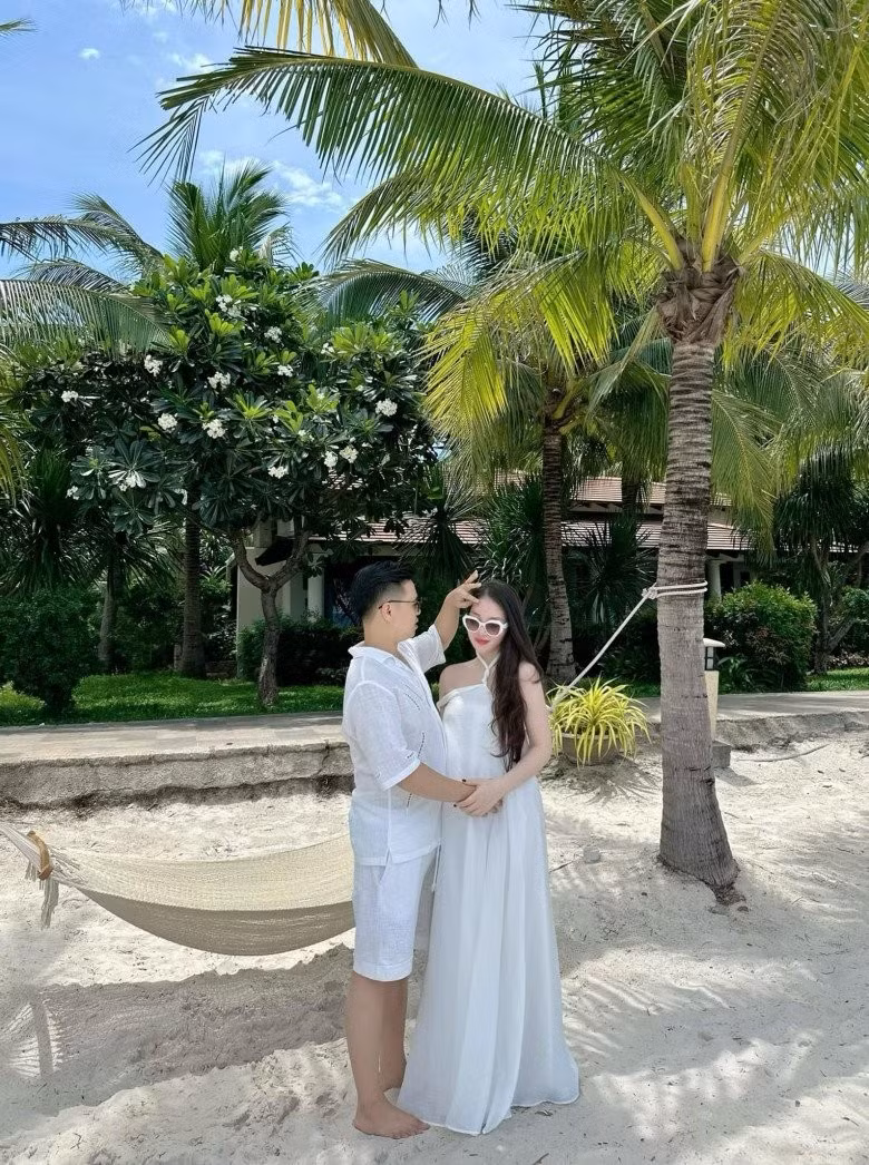 Hình ảnh mới nhất của Thu Hương làm nhiều người bất ngờ khi bụng bầu đã vượt mặt nhưng cô vẫn tự tin diện bikini bé xíu.