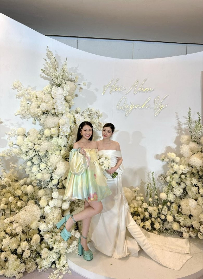 Ngắm nhìn những hình ảnh gần đây của "cô dâu 200 cây vàng", khó có thể thấy được bụng bầu của cô.