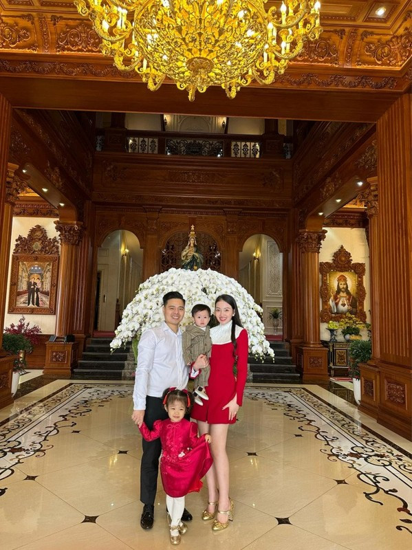 Cô sở hữu nhiều quần áo, túi xách, phụ kiện thuộc các thương hiệu thời trang đẳng cấp thế giới như Moschino, Gucci, Dior, Chanel…