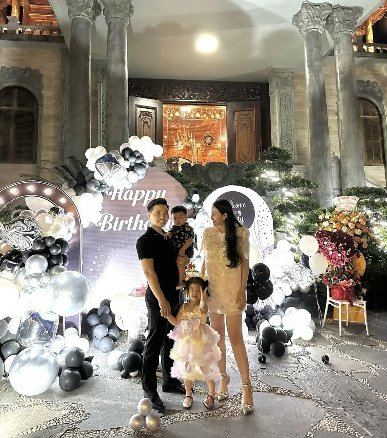 Thu Hương khoe làn da trắng mịn màng và đặc biệt là thân hình thon gọn.