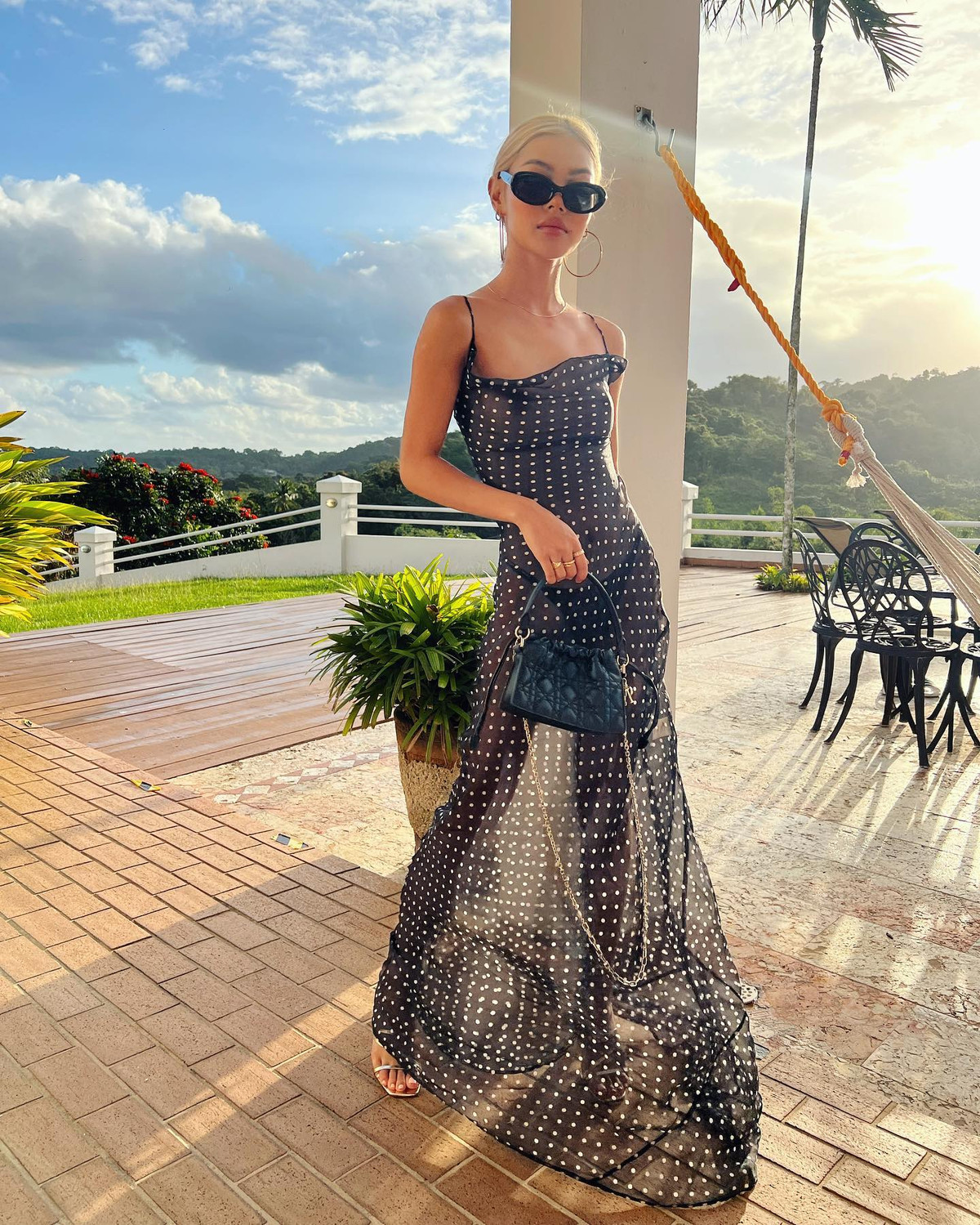 Trên trang cá nhân, hot girl "môi mọng" thường xuyên chia sẻ loạt hình ảnh về cuộc sống sang chảnh mà bao cô gái ao ước.