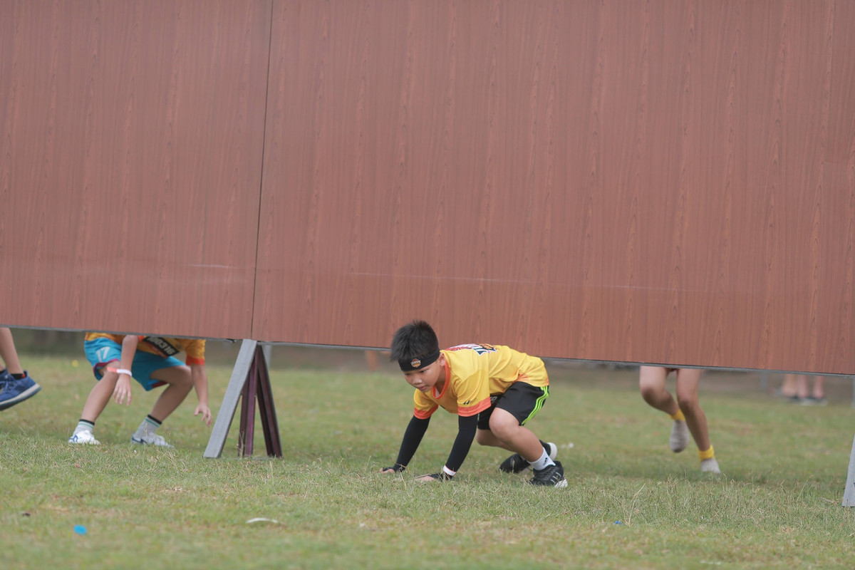 Mỗi vận động viên nhí tham dự sẽ được đeo BIB gắn chip time tính thành tích thi đấu. Ban tổ chức bố trí hơn 10 chướng ngại vật đầy kịch tính, mới lạ trong cung đường chạy.