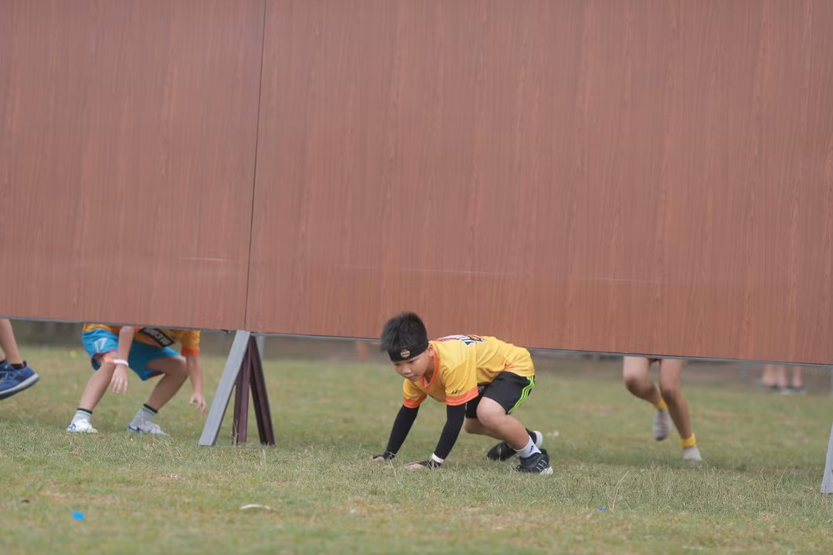 Mỗi vận động viên nhí tham dự sẽ được đeo BIB gắn chip time tính thành tích thi đấu. Ban tổ chức bố trí hơn 10 chướng ngại vật đầy kịch tính, mới lạ trong cung đường chạy.