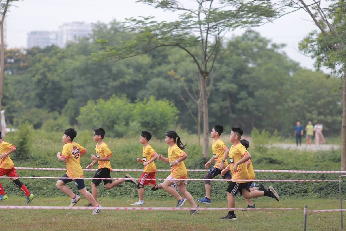 Nhóm trẻ từ 10-12 tuổi thi đầu tiên với cự ly chạy 1.800 m và 12 chướng ngại vật.