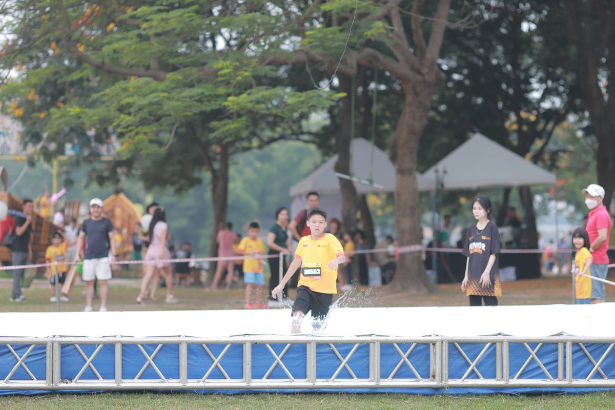 Các runner nhí phải hoàn thành đường chạy và vượt đủ chướng ngại vật mới được công nhận thành tích.