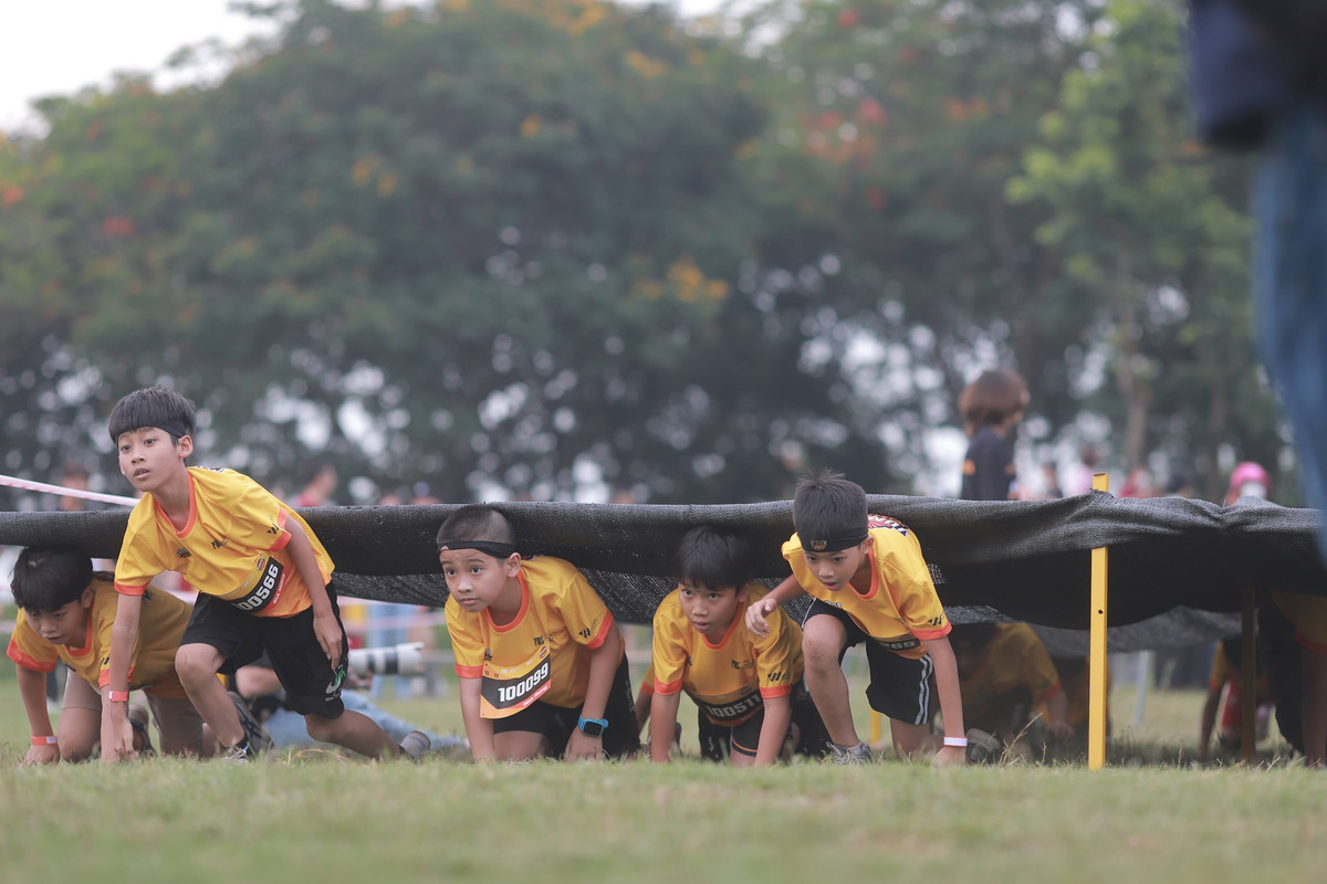 Để chuẩn bị cho quá trình chạy, các em nhỏ tham gia được trang bị race-kit (vật dụng cần khi chạy) gồm áo đấu, biển số, áo gắn chip điện tử tính thời gian. Trước thi đấu, các em nhỏ đã phải trải qua thời gian tập luyện để đảm bảo thể chất.