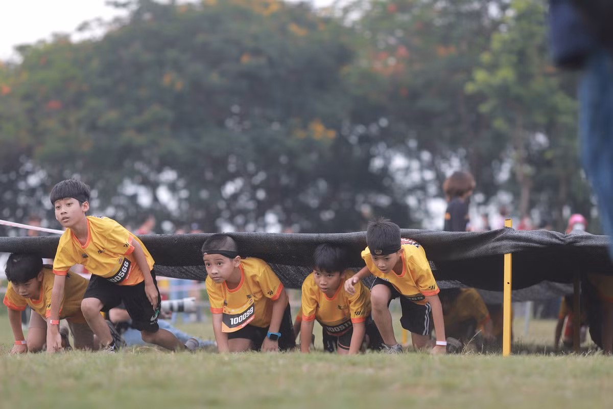 Để chuẩn bị cho quá trình chạy, các em nhỏ tham gia được trang bị race-kit (vật dụng cần khi chạy) gồm áo đấu, biển số, áo gắn chip điện tử tính thời gian. Trước thi đấu, các em nhỏ đã phải trải qua thời gian tập luyện để đảm bảo thể chất.