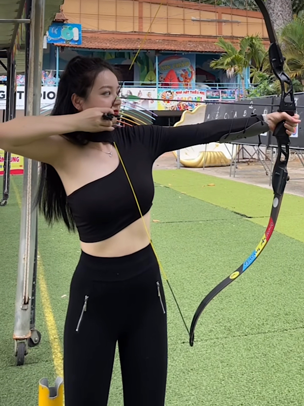 Trang phục mang phong cách năng động, phóng khoáng, giúp cô nàng khoe trọn vóc dáng hình chữ S trên sân bắn.