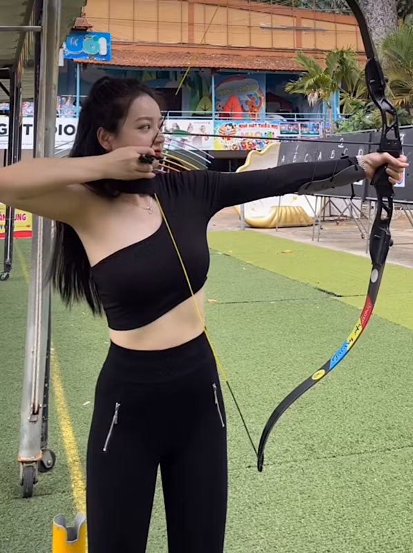 Trang phục mang phong cách năng động, phóng khoáng, giúp cô nàng khoe trọn vóc dáng hình chữ S trên sân bắn.